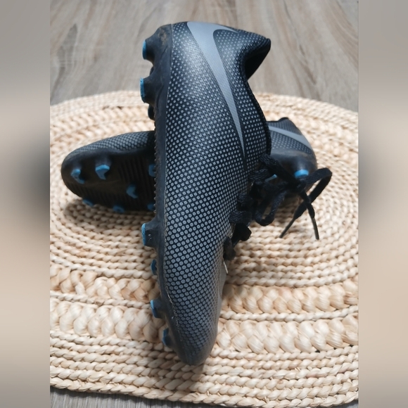 Nike Black and Gray Sports Sneakers - Picture 12 of 14